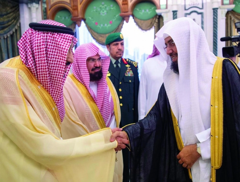 الملك سلمان خلال استقباله أئمة ومؤذني المسجد الحرام
