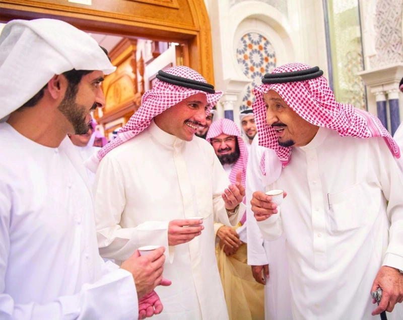 الملك سلمان لدى لقائه رئيس مجلس الأمة الكويتي وولي عهد إمارة دبي في قصر الصفا بمكة أمس (واس)