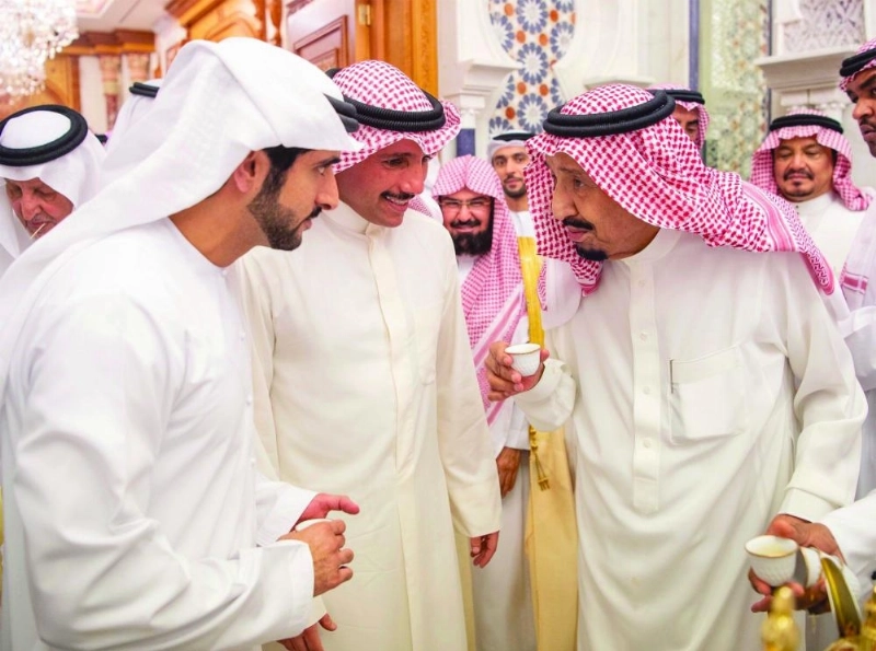 خادم الحرمين في حديث مع مرزوق الغانم وحمدان آل مكتوم