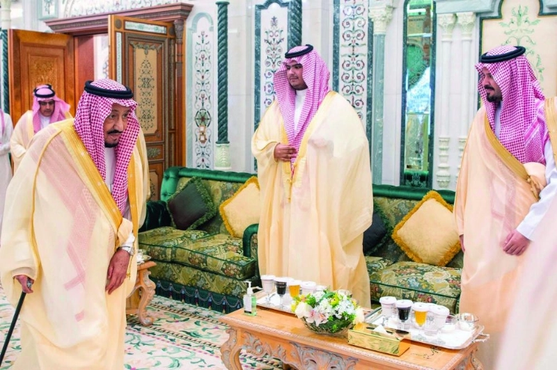 الملك سلمان لدى لقائه رئيس مجلس الأمة الكويتي وولي عهد إمارة دبي في قصر الصفا بمكة أمس (واس)