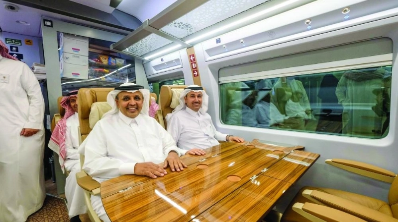 الرميح والجاسر في إحدى عربات القطار (واس)