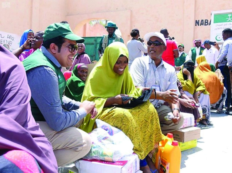 ضحكة متبادلة بين فريق مركز الملك سلمان والصوماليين