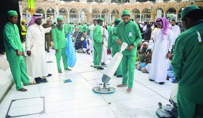 من أعمال تنظيف صحن المطاف (مكة)