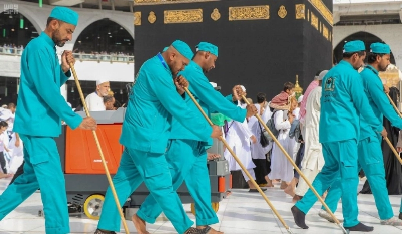 من أعمال تنظيف صحن المطاف (مكة)