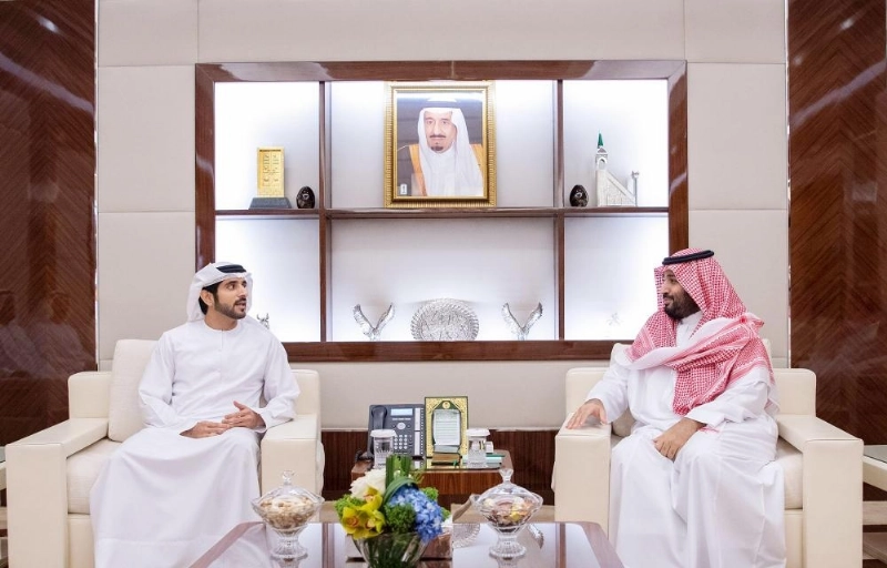 الأمير محمد بن سلمان خلال لقائه الشيخ حمدان آل مكتوم (واس)