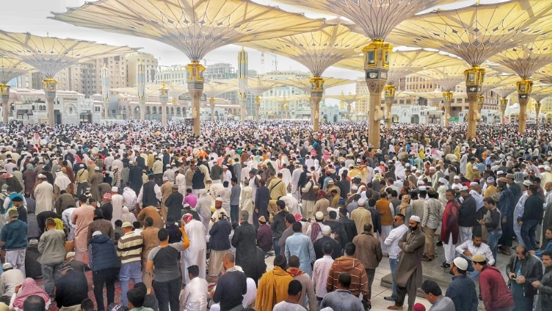 زوار في ساحات المسجد النبوي بالمدينة المنورة (أنس الحارثي)