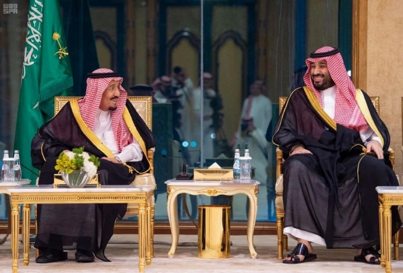 الملك سلمان خلال تدشينه برنامج خدمة ضيوف الرحمن