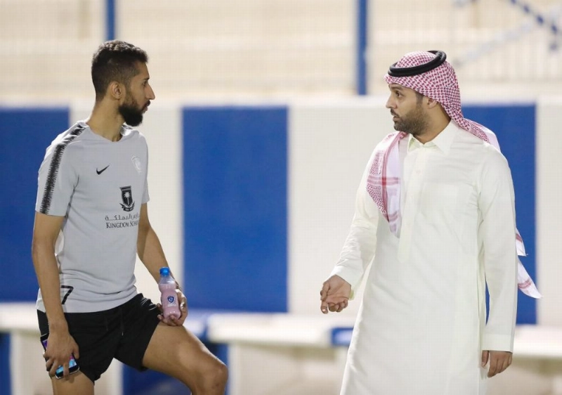 الفرج في حديث جانبي مع ياسر القحطاني (إعلامي الهلال)