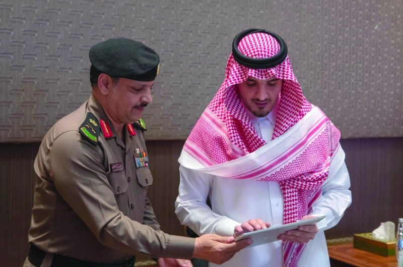 عبدالعزيز بن سعود خلال التدشين (مكة)