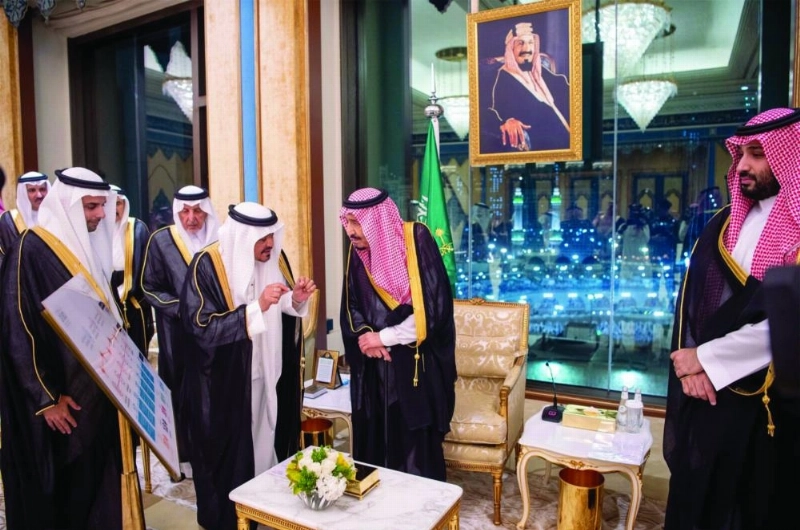 خادم الحرمين يستمع إلى شرح عن البرنامج من وزير الحج