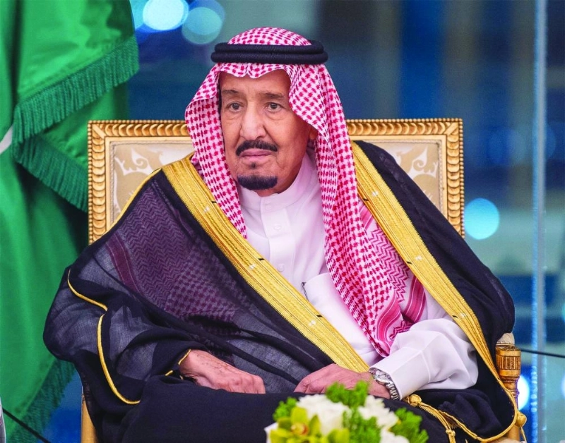 خادم الحرمين خلال حفل التدشين (واس)