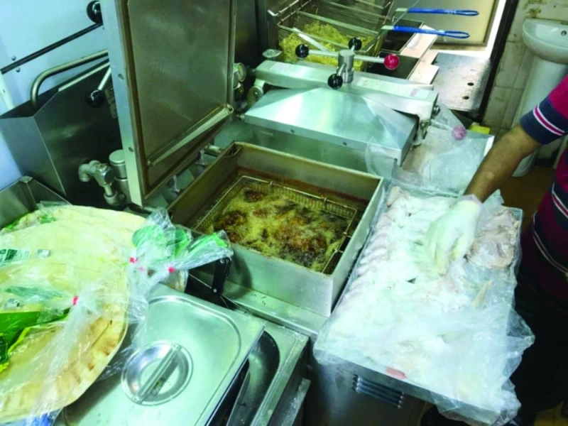 من المطاعم المخالفة (مكة)
