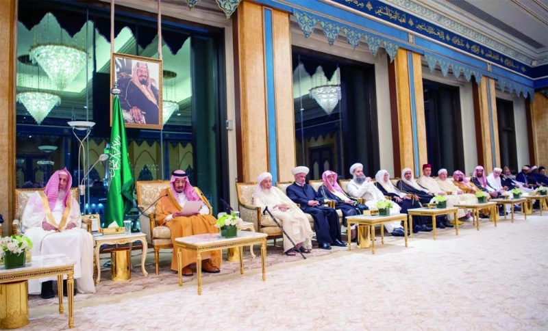 الملك سلمان خلال مخاطبته العلماء المشاركين في المؤتمر (واس)