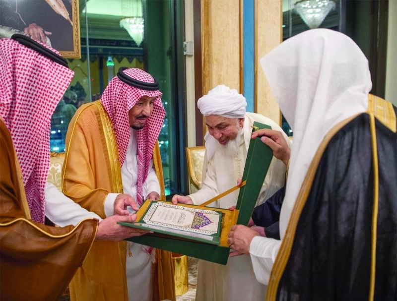 خادم الحرمين يتسلم وثيقة مكة المكرمة