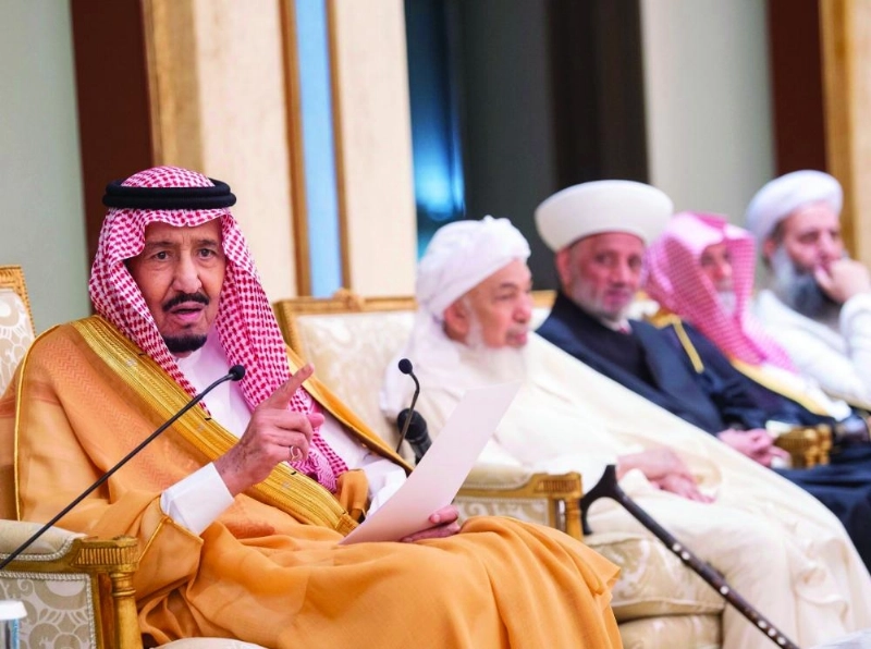 الملك سلمان خلال مخاطبته العلماء المشاركين في المؤتمر (واس)