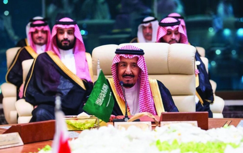 خادم الحرمين خلال ترؤسه القمة الخليجية