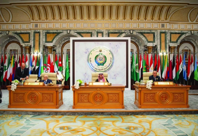 الملك سلمان لدى ترؤسه القمة العربية الطارئة (واس)