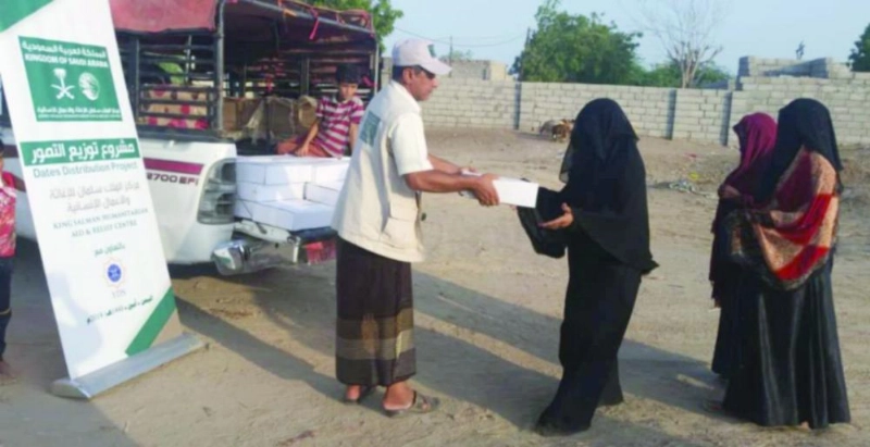 فريق المركز يوزع التمور بمأرب (واس)