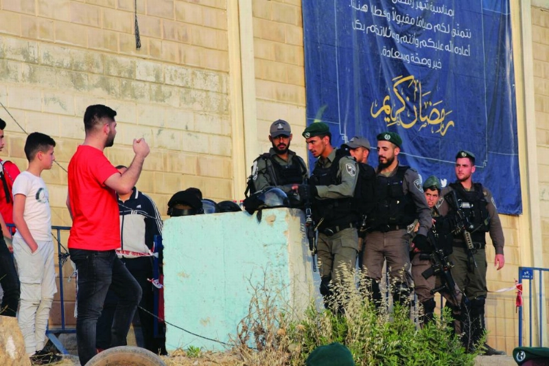 فلسطينيون في طريقهم للمسجد الأقصى (د ب أ)