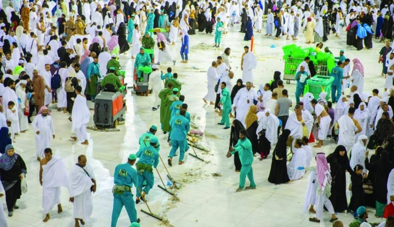 من تنظيف صحن المطاف بالمسجد الحرام (واس)