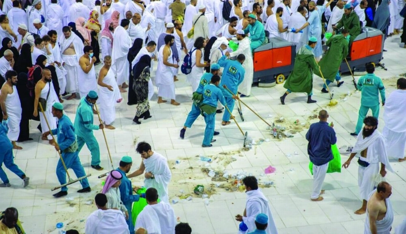 من تنظيف صحن المطاف بالمسجد الحرام (واس)