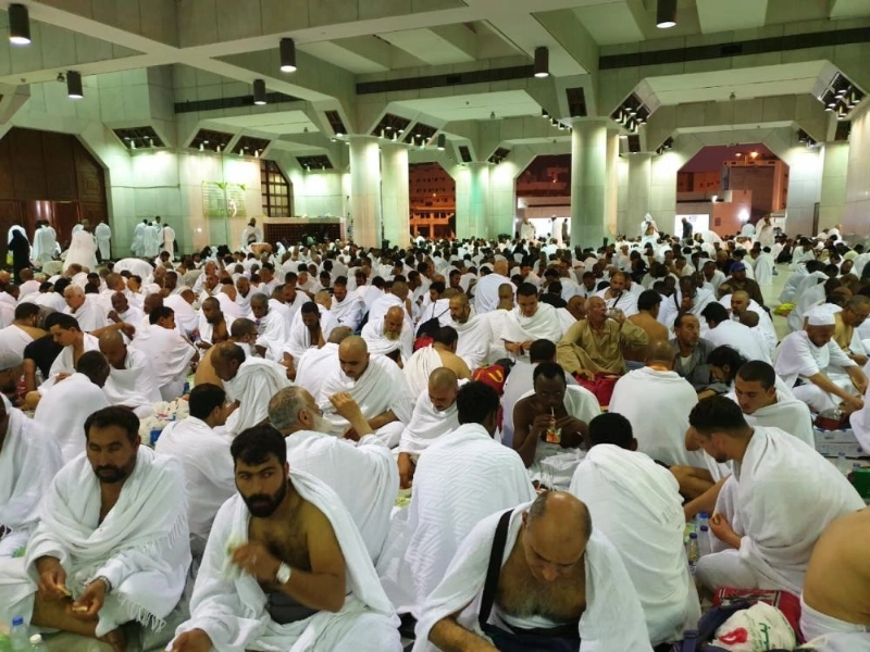 معتمرون خلال تناولهم وجبة الإفطار بمسجد التنعيم (مكة)