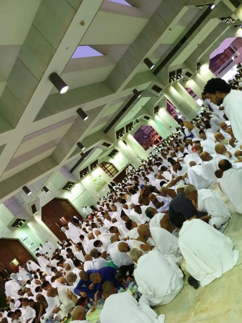 معتمرون خلال تناولهم وجبة الإفطار بمسجد التنعيم (مكة)