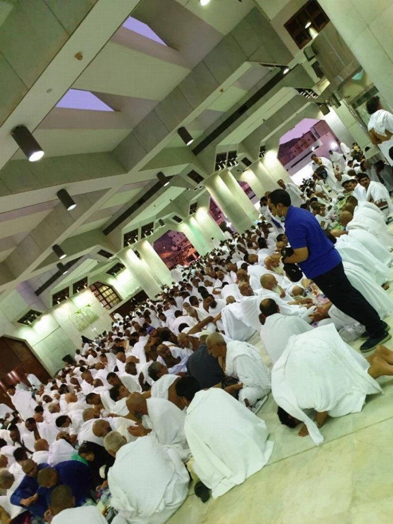 معتمرون لحظة الإفطار بمسجد التنعيم
