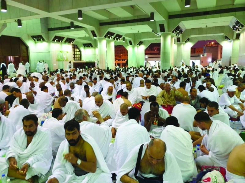 معتمرون خلال تناولهم وجبة الإفطار بمسجد التنعيم (مكة)