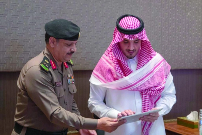 عبدالعزيز بن سعود خلال تدشينه الخدمة قبل أيام (مكة)