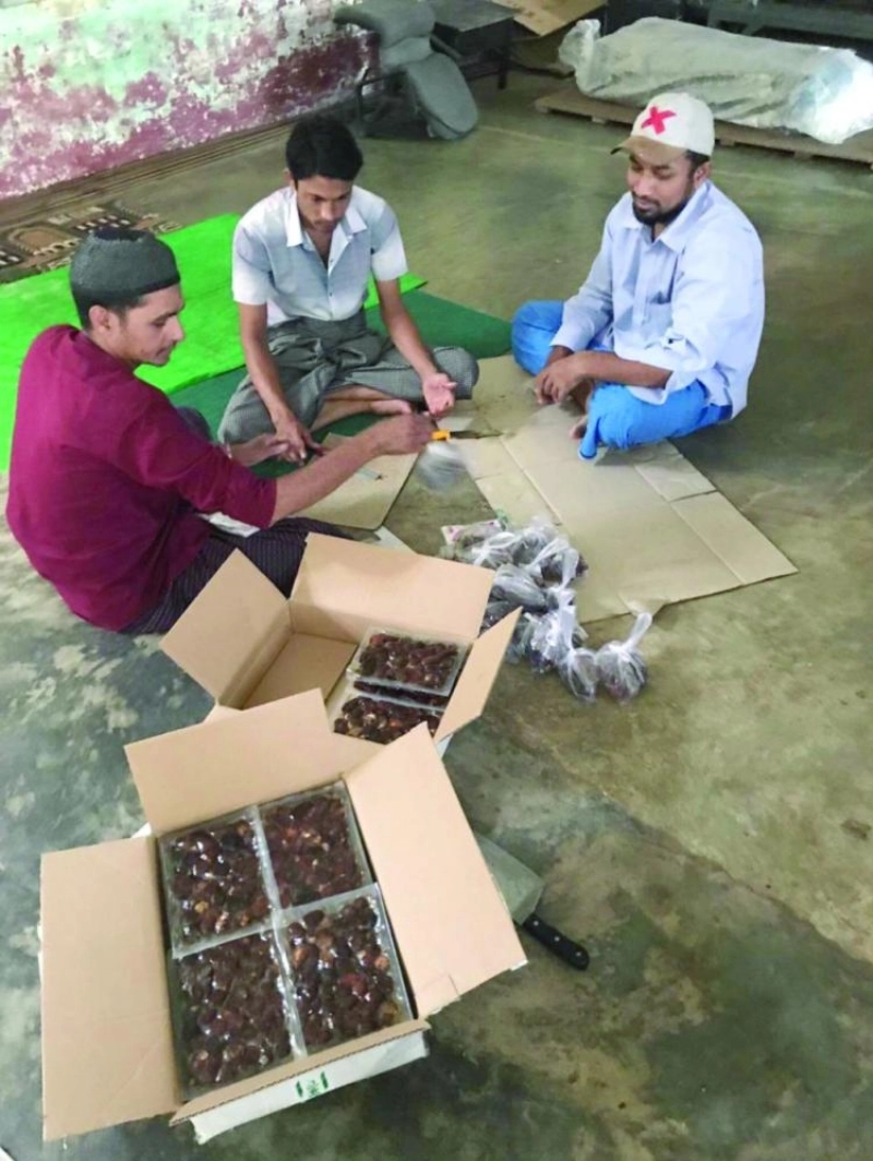 من توزيع التمور الفاخرة ( واس)