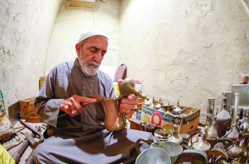 مسن خلال مشاركته في إحدى الفعاليات الثقافية (مكة)