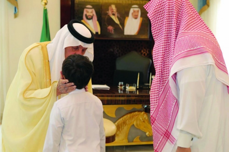 خالد الفيصل لدى استقباله عبدالرحمن الشهري (مكة)