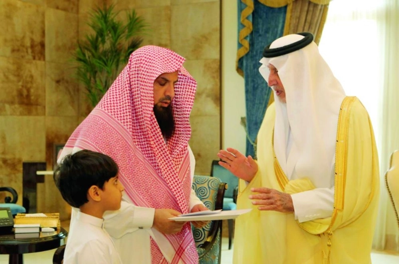 خالد الفيصل لدى استقباله عبدالرحمن الشهري (مكة)