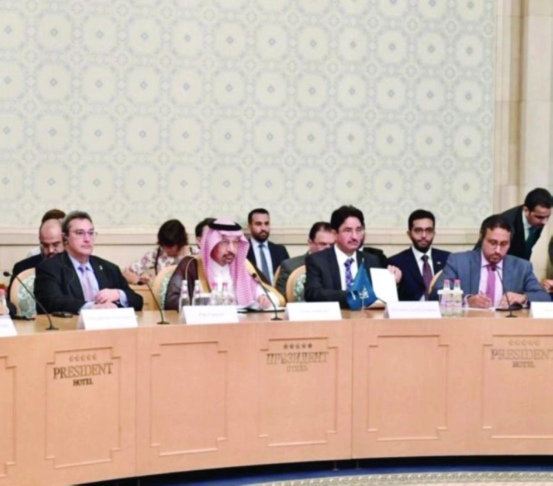 .. وأثناء التوقيع على محاضر الاجتماع