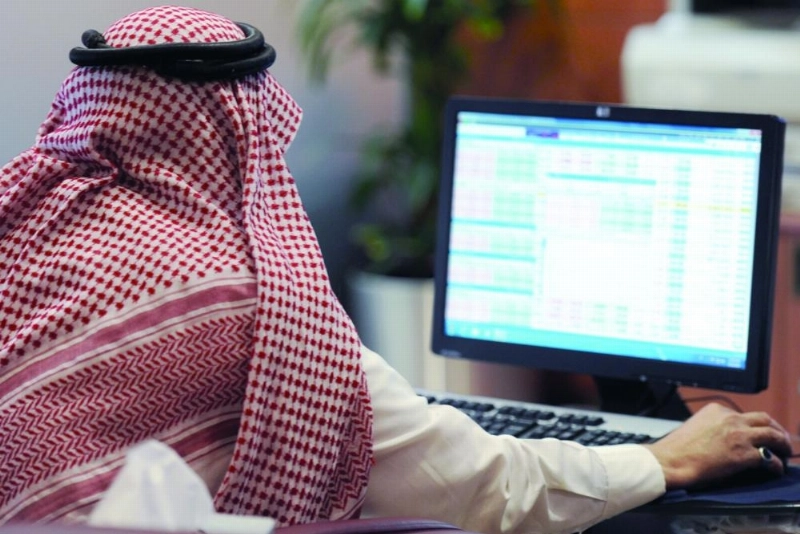 مستثمر يتابع مؤشر الأسهم (مكة)