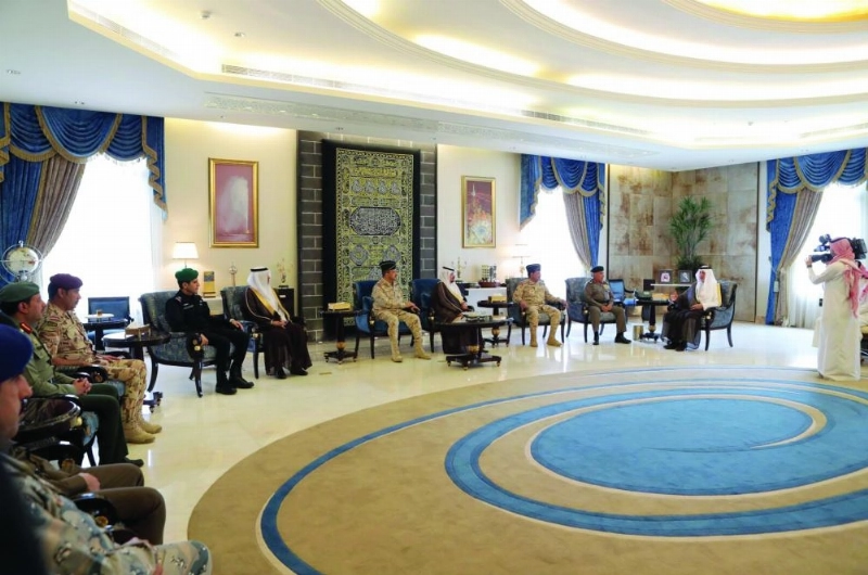 خالد الفيصل لدى استقباله أعضاء اللجنة الأمنية في قمم مكة الأخيرة (مكة)