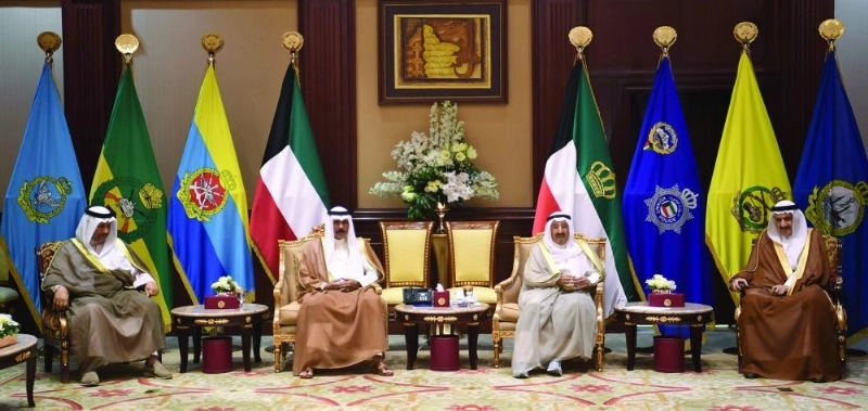 الشيخ صباح الصباح خلال استقباله منصور بن متعب (واس)
