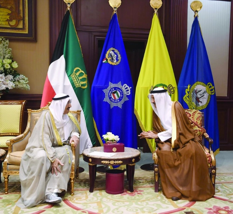 الشيخ صباح الصباح خلال استقباله منصور بن متعب (واس)