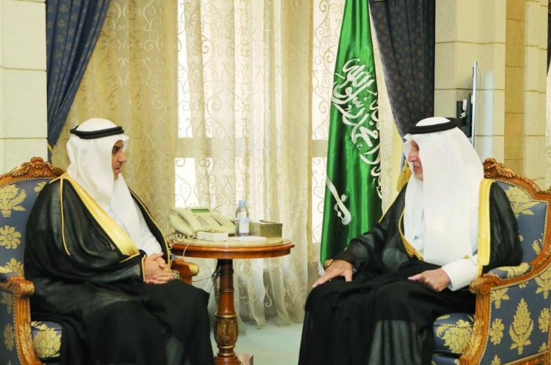 خالد الفيصل لدى استقباله أحمد الوردي (مكة)