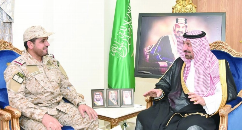 جلوي بن عبدالعزيز لدى لقائه محمد الزهراني (واس)