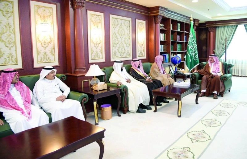 محمد بن ناصر خلال استقباله عبدالله نمازي (واس)