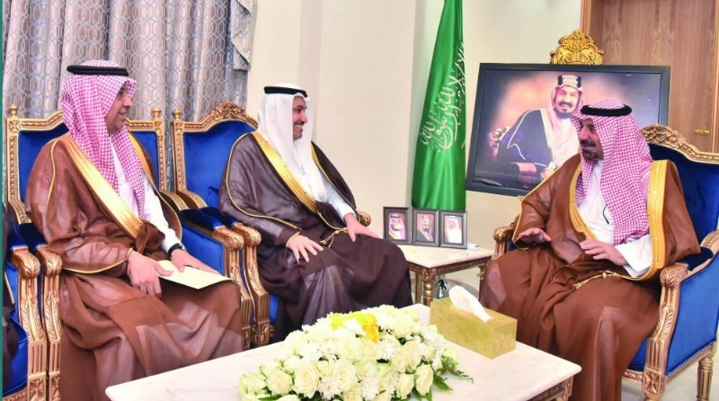 جلوي بن عبدالعزيز خلال لقائه صالح الجاسر (واس)