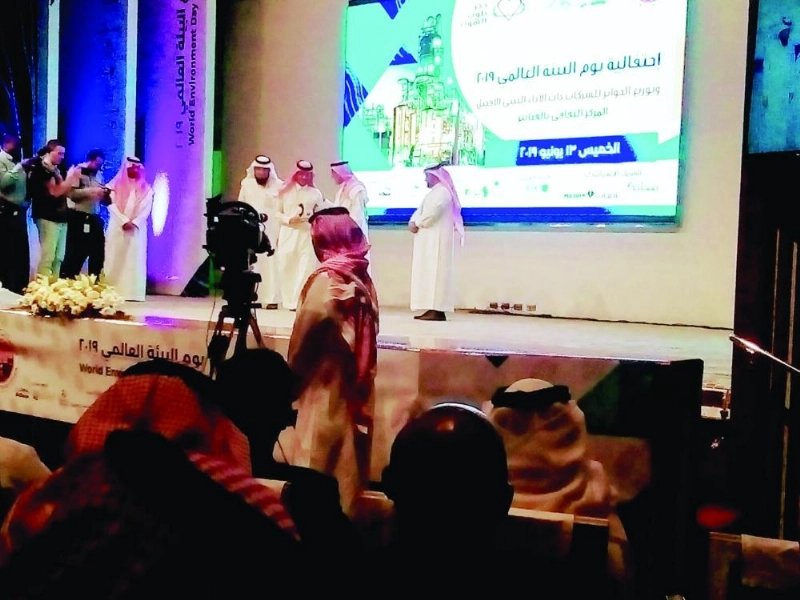 جانب من تكريم الشركات الفائزة بجوائز البيئة (مكة)