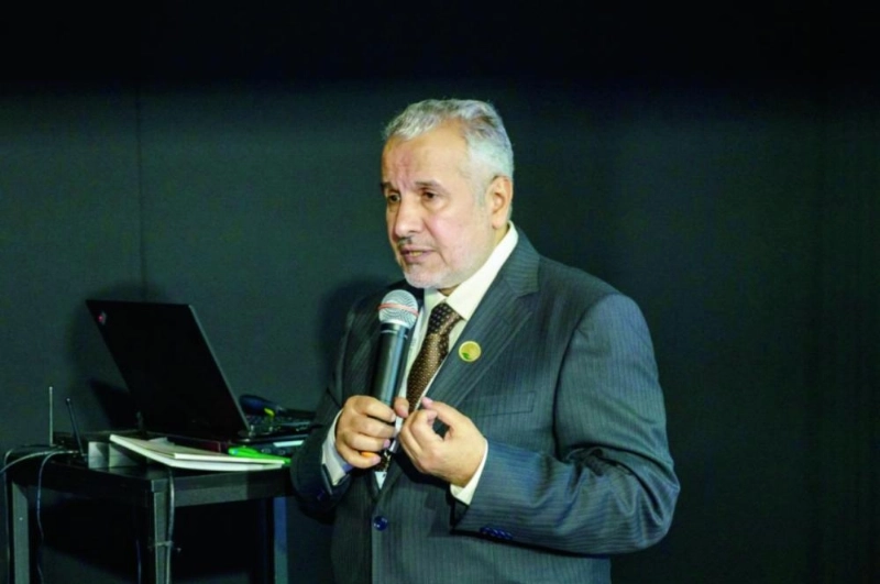 عبدالله الربيعة متحدثا خلال الندوة (واس)