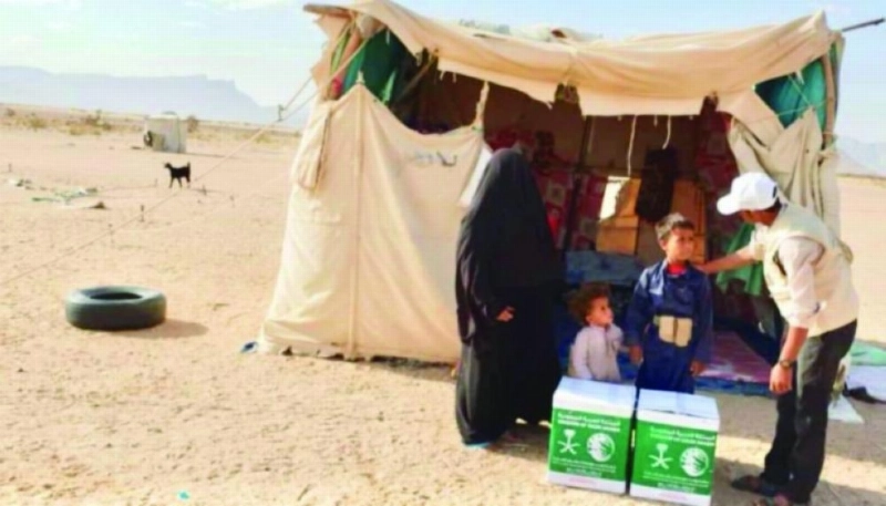 متضررون من السيول في الجوف اليمنية يتسلمون سلالا غذائية من مركز الملك سلمان للإغاثة (مكة)