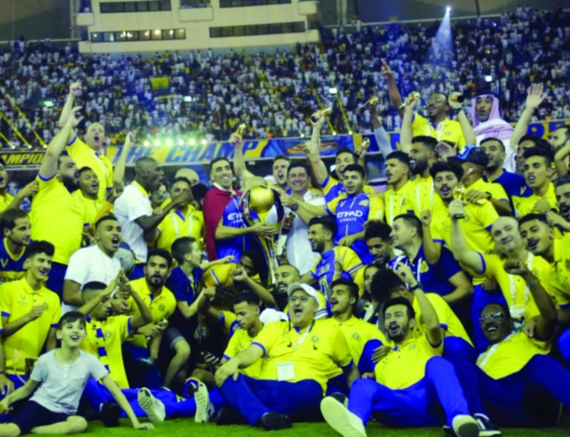 النصر في احتفاليته بالفوز بآخر دوري (مكة)