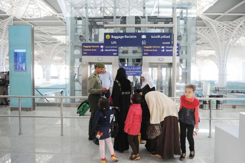 مسافرون أثناء إنهاء إجراءاتهم (مكة)