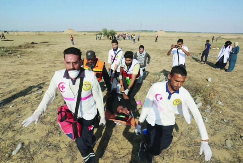 عملية نقل أحد المصابين الفلسطينيين (د ب أ)