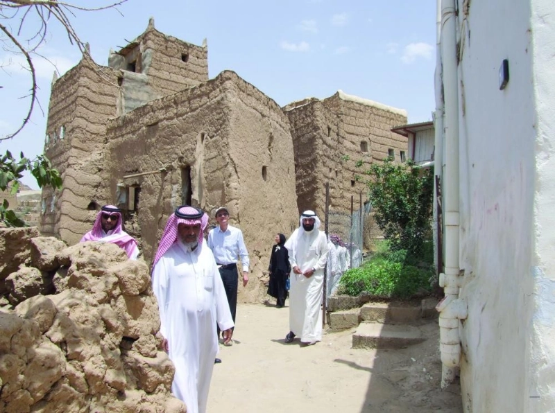 مصطافون في زيارة للمعالم الأثرية بعسير (واس)